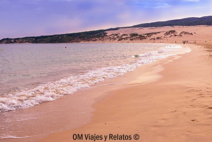 Playa de Valdevaqueros, una de las playas mas bonitas de Cádiz, con arena dorada y dunas naturales.