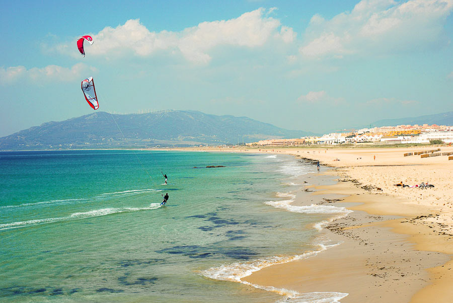 Kitesurf en una de las playas mas bonitas de Cadiz con aguas cristalinas y arena dorada.