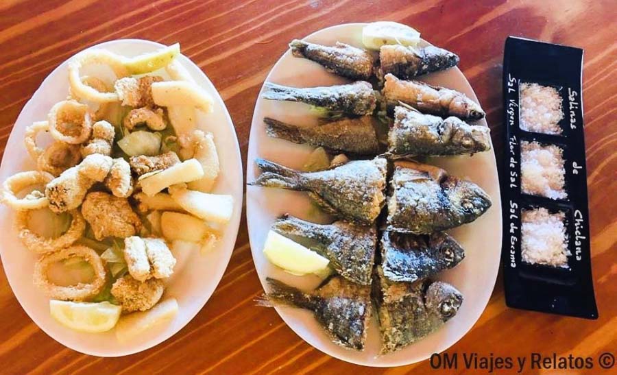 Pescado frito y marisco típico de Cádiz en un restaurante cerca de las playas mas bonitas de Cádiz