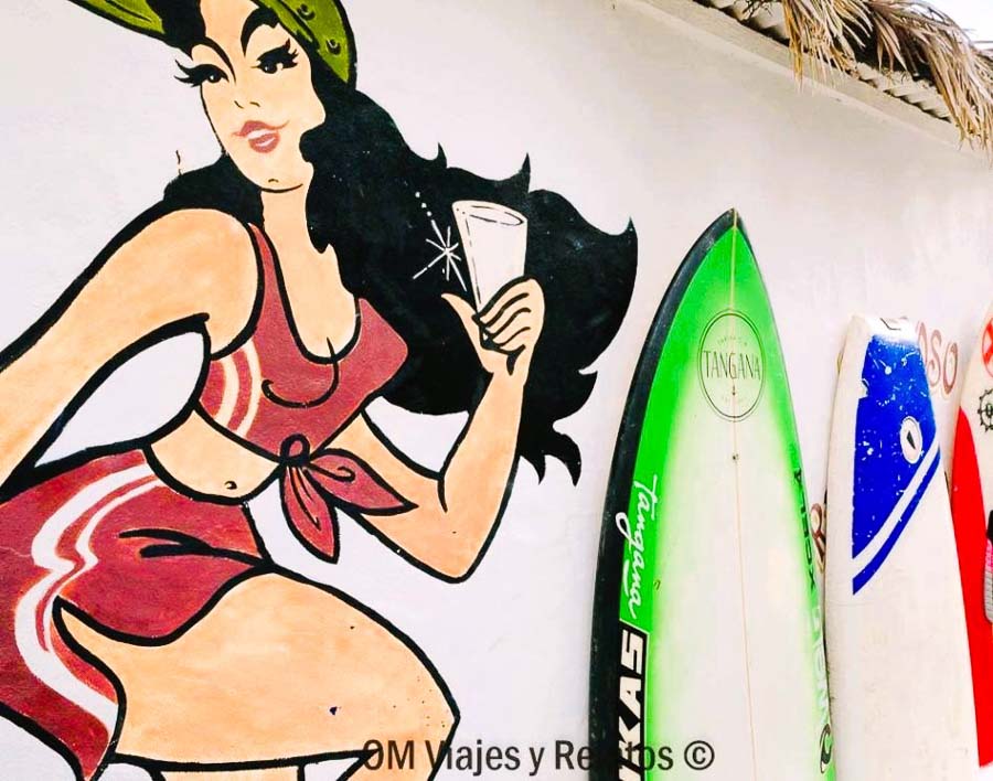 Tablas de surf y mural colorido en Tarifa, cerca de las playas mas bonitas de Cadiz.