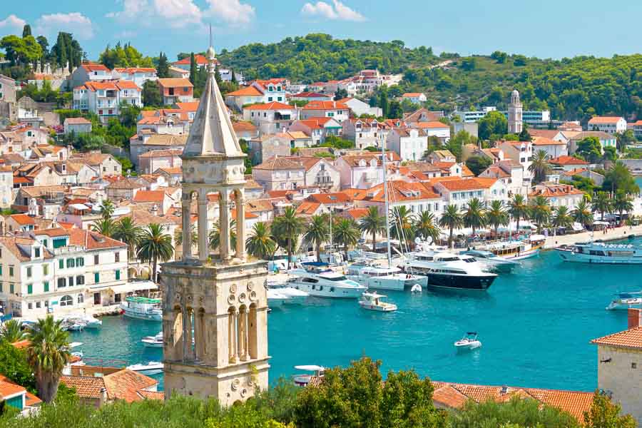 Campanario y vistas del puerto de Hvar en Croacia, uno de los lugares imprescindibles en una ruta por Croacia en 7 días.