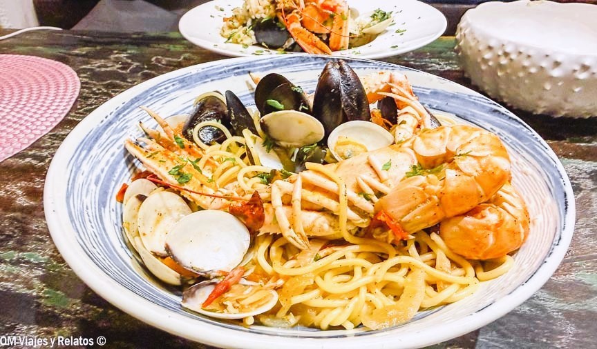 Plato de pasta con marisco y comida típica croata durante una ruta por Croacia en 7 días.