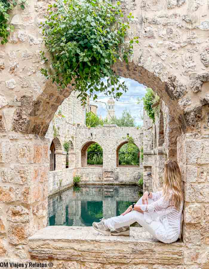 Foto mía en Stari Grad, uno de los rincones más bonitos y tranquilos que ver en Croacia en 7 días.