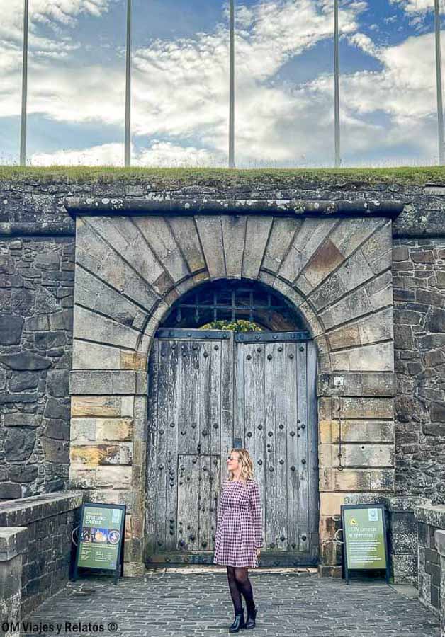 Foto mía frente a la entrada del castillo de Stirling, una visita histórica imprescindible que ver en Escocia en 7 dias.