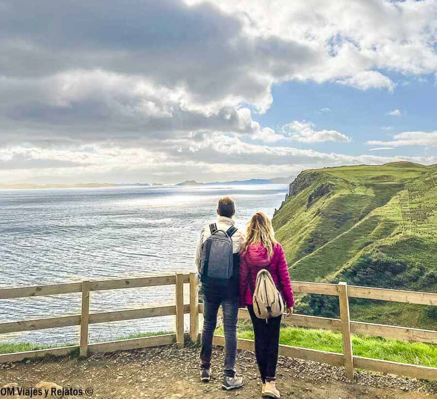 Foto en pareja de OM Viajes y Relatos contemplando los acantilados de la isla de Skye, un paisaje imprescindible que ver en Escocia en 7 dias.