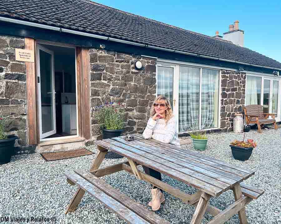 Una servidora en los apartamentos Lealt Falls en la isla de Skye, un alojamiento recomendado que ver en Escocia en 7 dias.