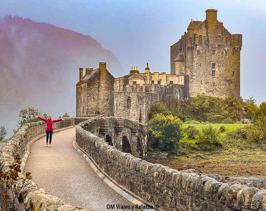 Foto mía caminando hacia el castillo de Eilean Donan, uno de los lugares imprescindibles que ver en Escocia en 7 dias.