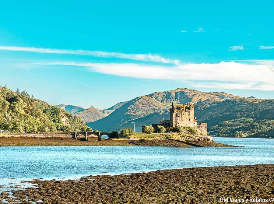 Castillo de Eilean Donan rodeado de montañas y lagos, uno de los lugares imprescindibles que ver en Escocia en 7 dias.