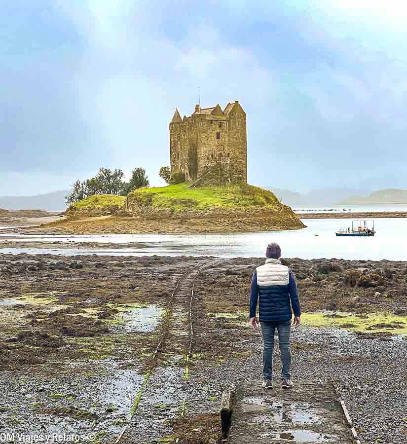 JC frente al castillo de Castle Stalker, una de las imágenes más icónicas que ver en Escocia en 7 dias.
