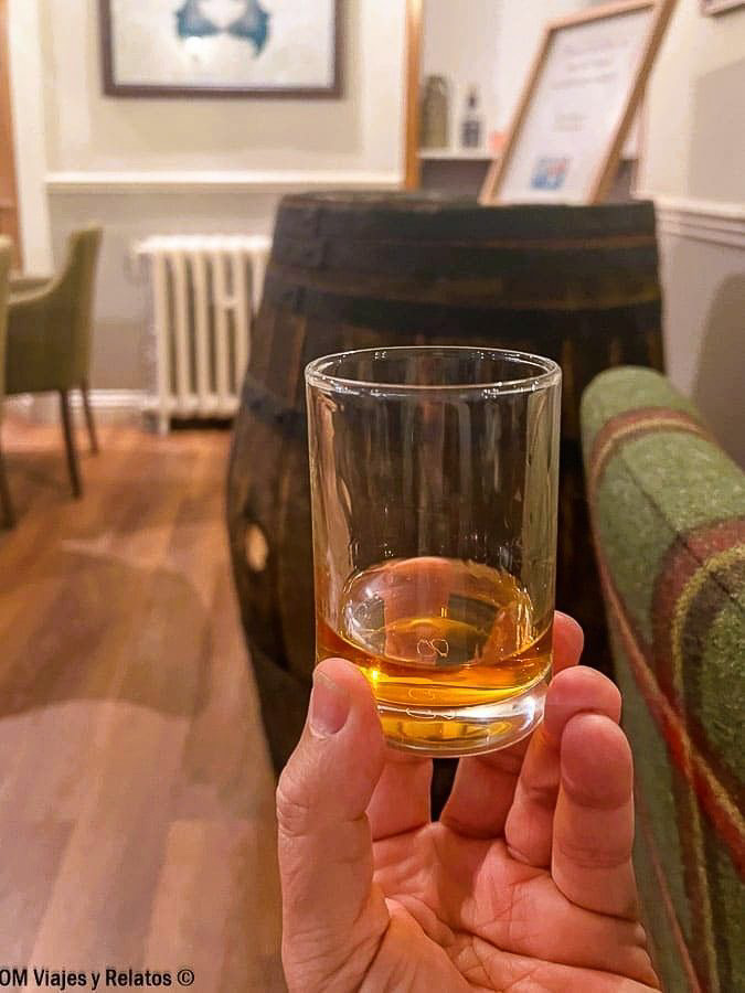 Cata de whisky escocés durante una ruta imprescindible que ver en Escocia en 7 días.