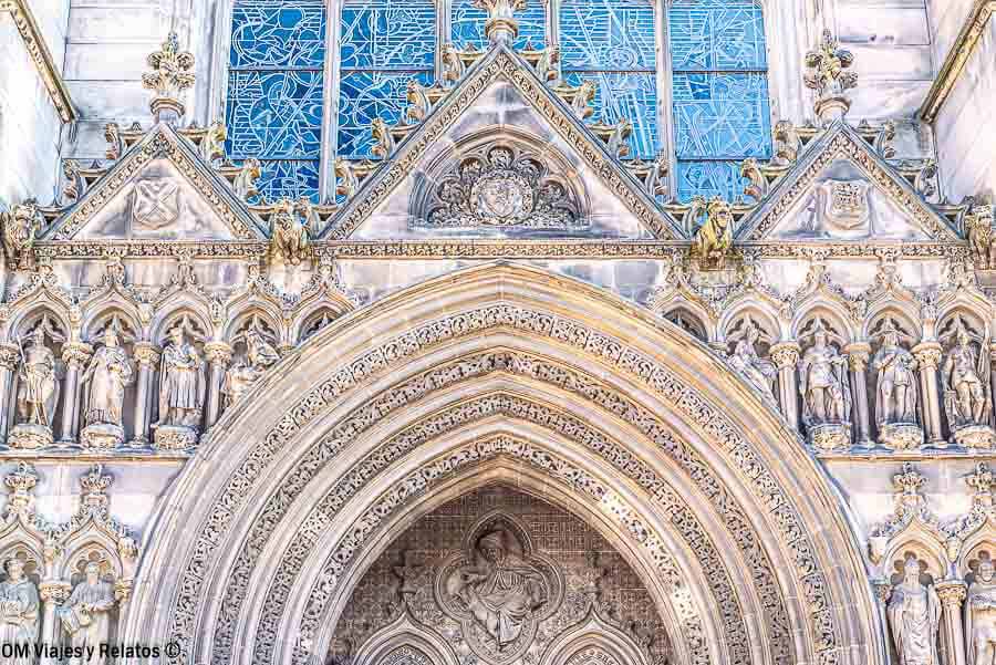 Detalle de la arquitectura gótica de la catedral de St Giles en Edimburgo, una visita imprescindible que ver en Escocia en 7 días.
