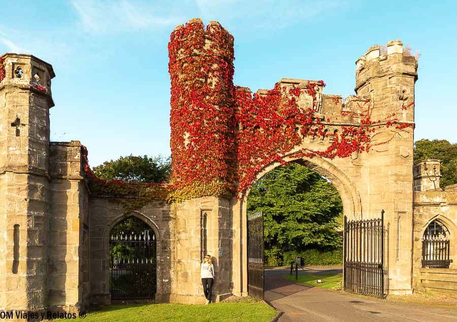 Puerta histórica de Dunkeld en las Highlands, una parada con encanto que ver en Escocia en 7 dias.