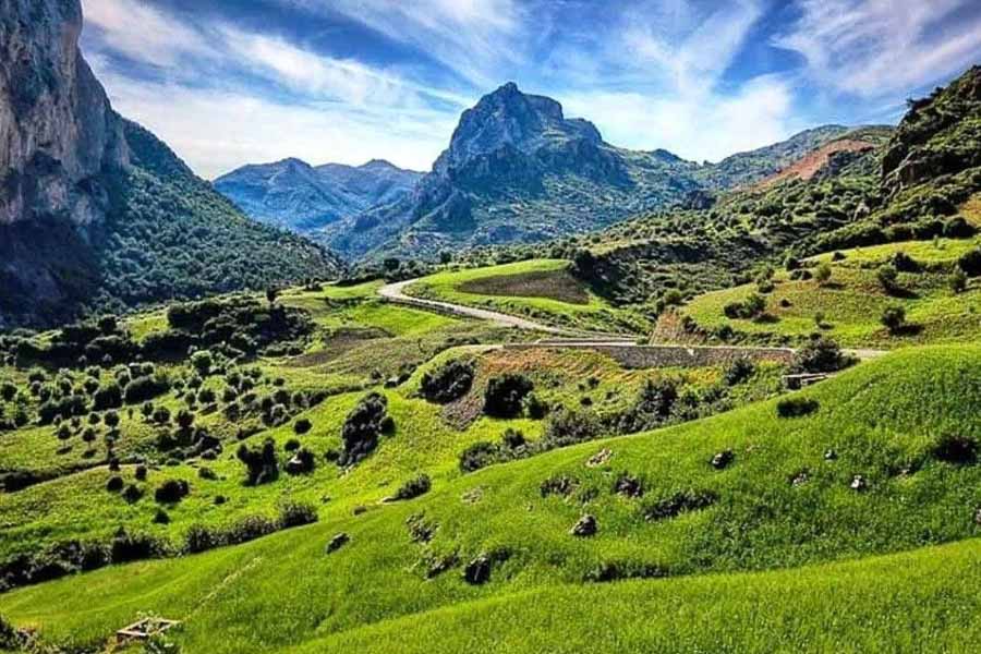 Paisaje de las Highlands con montañas y carreteras panorámicas, una ruta imprescindible que ver en Escocia en 7 días.