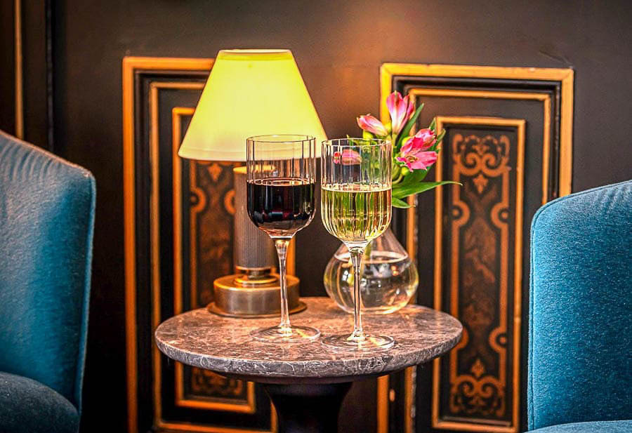 Copas de vino en un hotel con encanto en Escocia, una experiencia perfecta durante una ruta para ver Escocia en 7 dias.