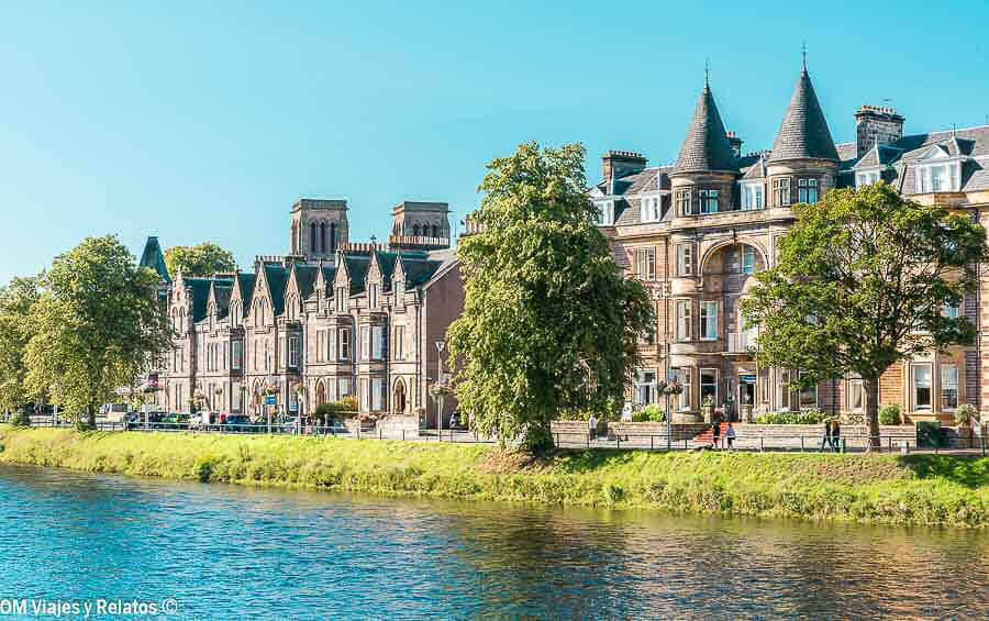 Vista de Inverness junto al río Ness, una ciudad imprescindible que ver en Escocia en 7 dias.