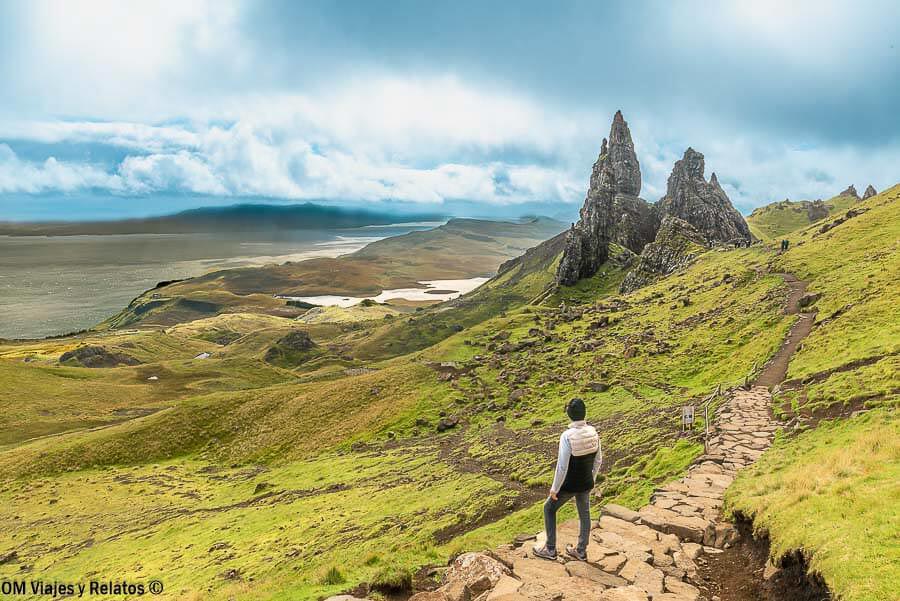 JC contemplando Old Man of Storr en la isla de Skye, una parada imprescindible que ver en Escocia en 7 días.
