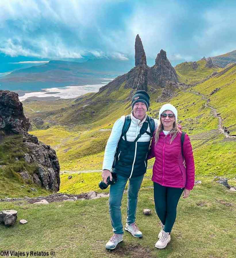 Foto en pareja de OM Viajes y Relatos en Old Man of Storr, uno de los paisajes más espectaculares que ver en Escocia en 7 dias.