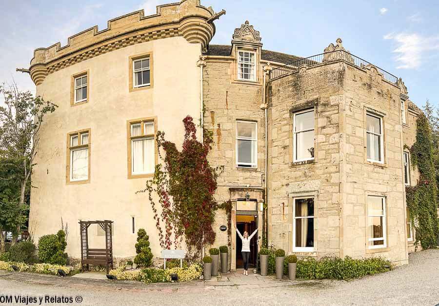 Una servidora en la entrada de Tulloch Castle, un alojamiento con historia que ver en Escocia en 7 dias.