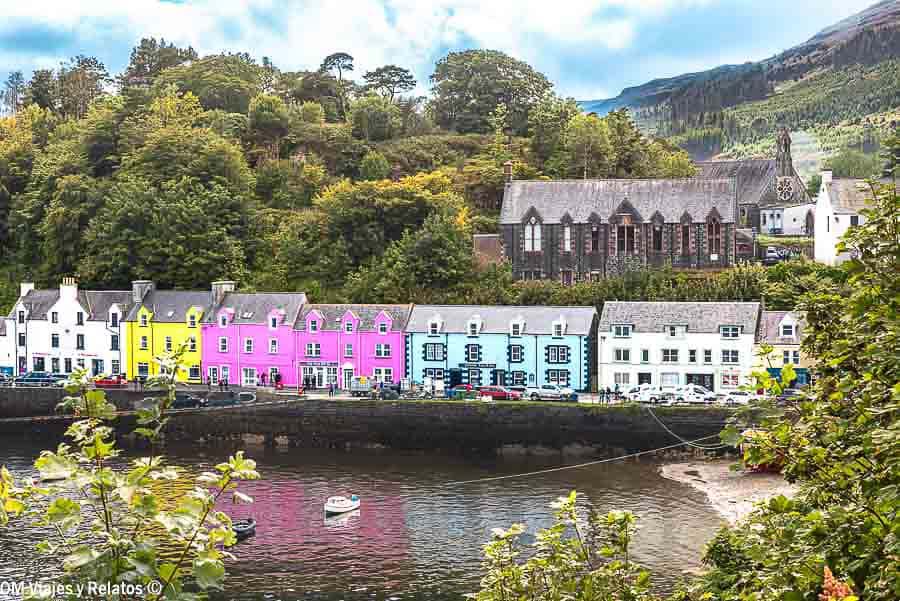 Casas de colores en Portree, en la isla de Skye, uno de los pueblos más bonitos que ver en Escocia en 7 dias.