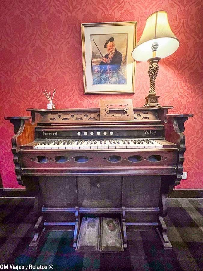 Piano antiguo en Tulloch Castle, una parada con encanto que ver en Escocia en 7 días.