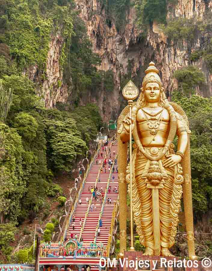 Estatua dorada de Murugan en las Batu Caves, uno de los lugares imprescindibles que ver en Kuala Lumpur en 2 dias.