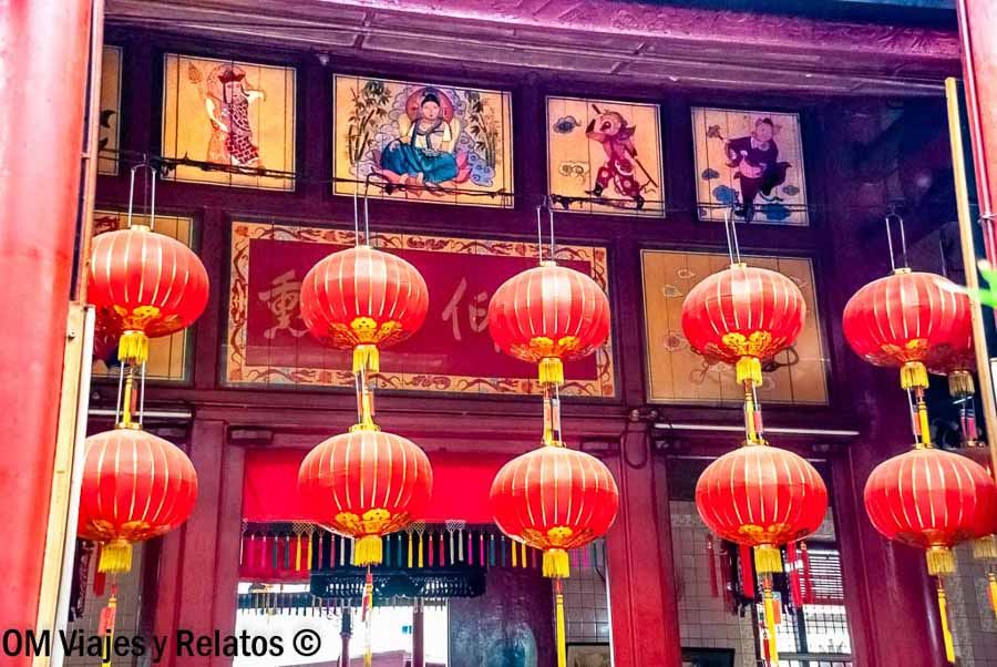 Farolillos rojos y decoración tradicional en Chinatown de Kuala Lumpur, un lugar imprescindible que ver en Kuala Lumpur en 2 dias.