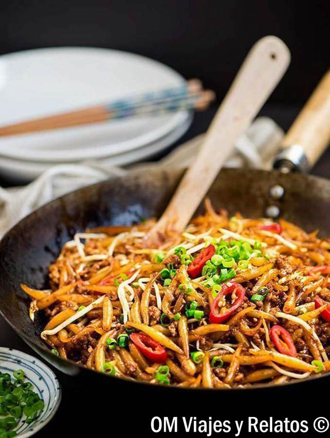 Puestos de comida callejera en Chinatown de Kuala Lumpur con noodles asiáticos tradicionales, imprescindible que ver en Kuala Lumpur en 2 dias.