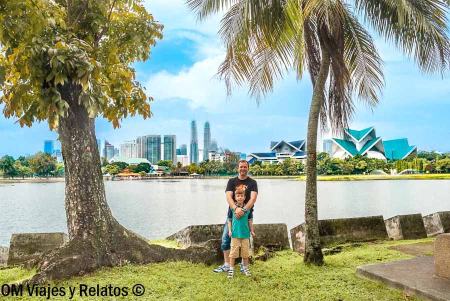 JC y nuestro hijo junto al lago Titiwangsa con las Torres Petronas al fondo, una experiencia familiar que ver en Kuala Lumpur en 2 dias.