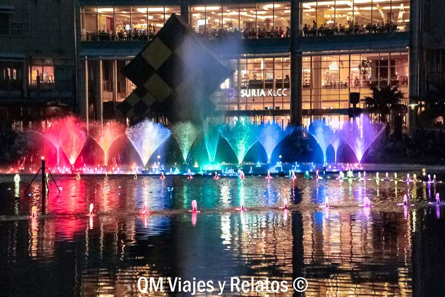Espectáculo de fuentes iluminadas en KLCC Park junto a las Torres Petronas, imprescindible que ver en Kuala Lumpur en 2 días.