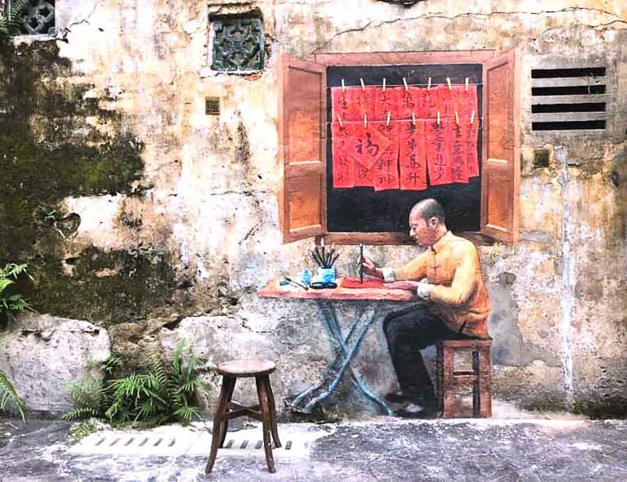 Mural artístico en el callejón Kwai Chai Hong de Chinatown en Kuala Lumpur, un rincón imprescindible que ver en Kuala Lumpur en 2 días.