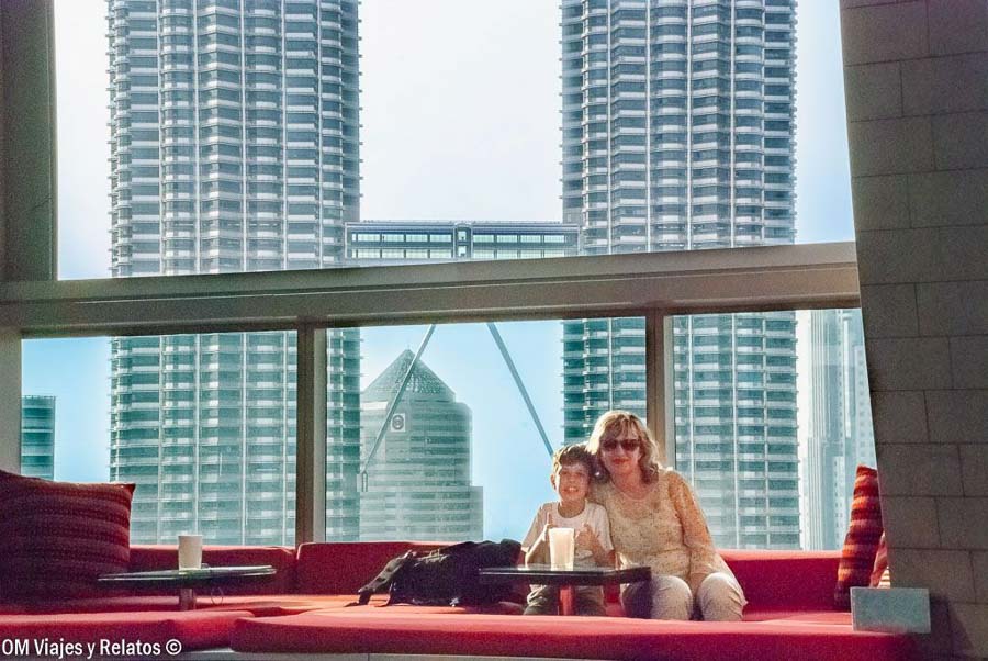 Foto mía y de Raúl descansando con vistas a las Torres Petronas, una experiencia familiar que ver en Kuala Lumpur en 2 dias.