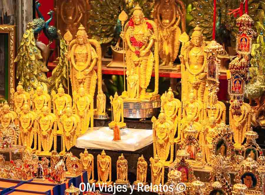 Recuerdos y figuras religiosas en las Batu Caves de Kuala Lumpur, una visita imprescindible que ver en Kuala Lumpur en 2 dias.