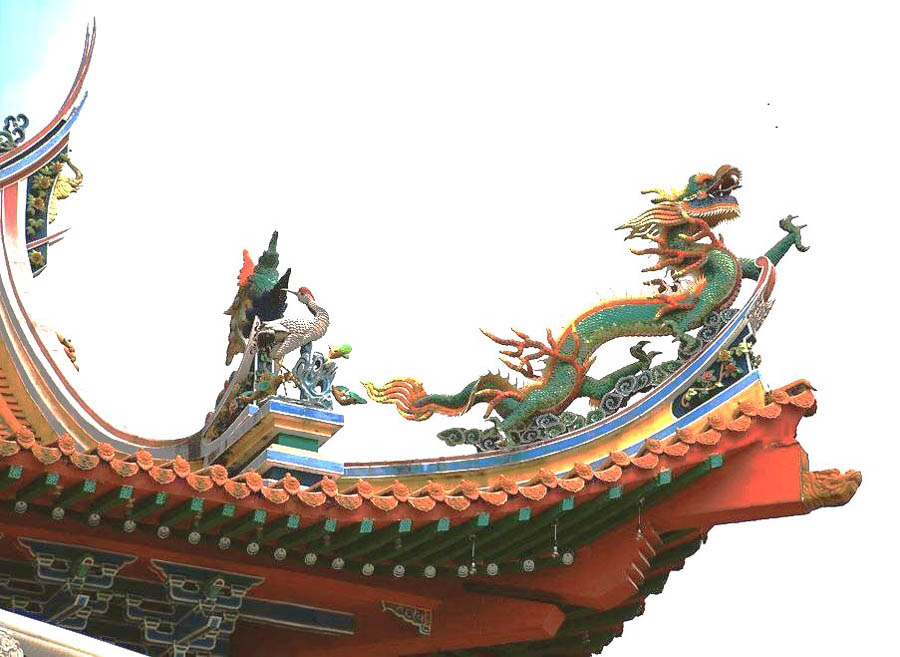 Detalles del tejado de un templo chino en Kuala Lumpur con figuras de dragones tradicionales, imprescindible que ver en Kuala Lumpur en 2 días.