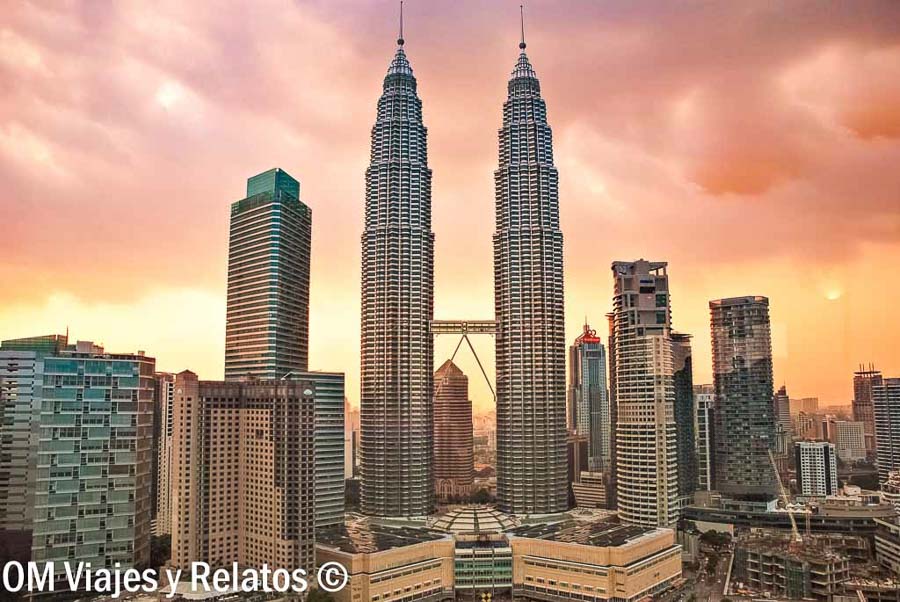 Torres Petronas al atardecer en el skyline de Malasia, imprescindibles que ver en Kuala Lumpur en 2 días.