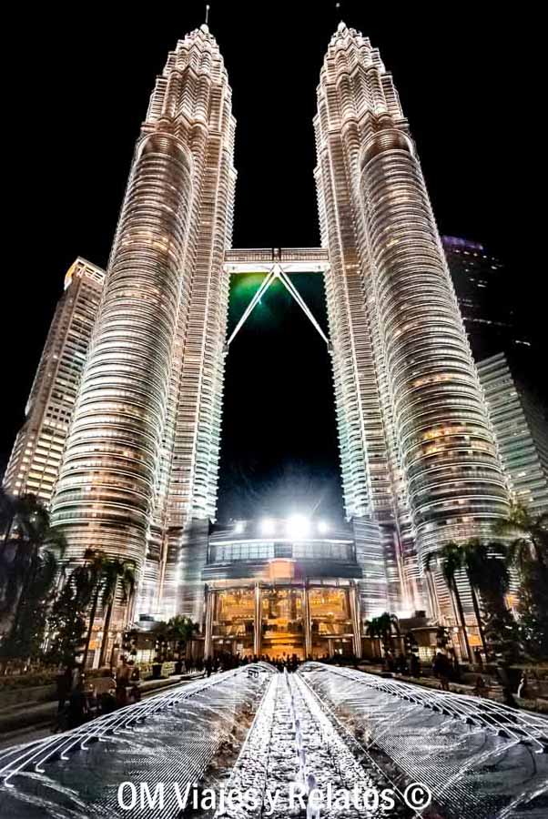 Torres Petronas iluminadas de noche en Kuala Lumpur, el icono más famoso que ver en Kuala Lumpur en 2 dias.