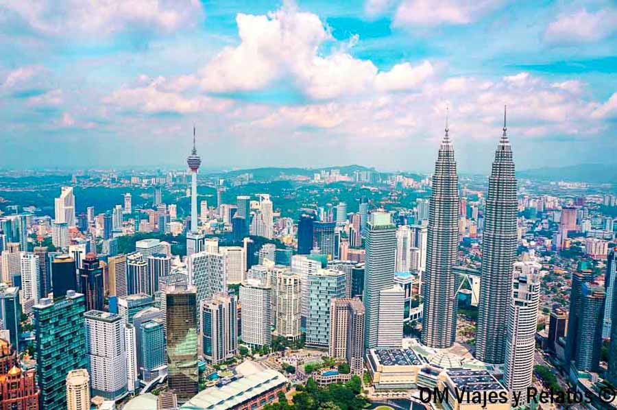 Skyline de Kuala Lumpur con las Torres Petronas y la Torre KL, imprescindible que ver en Kuala Lumpur en 2 días.