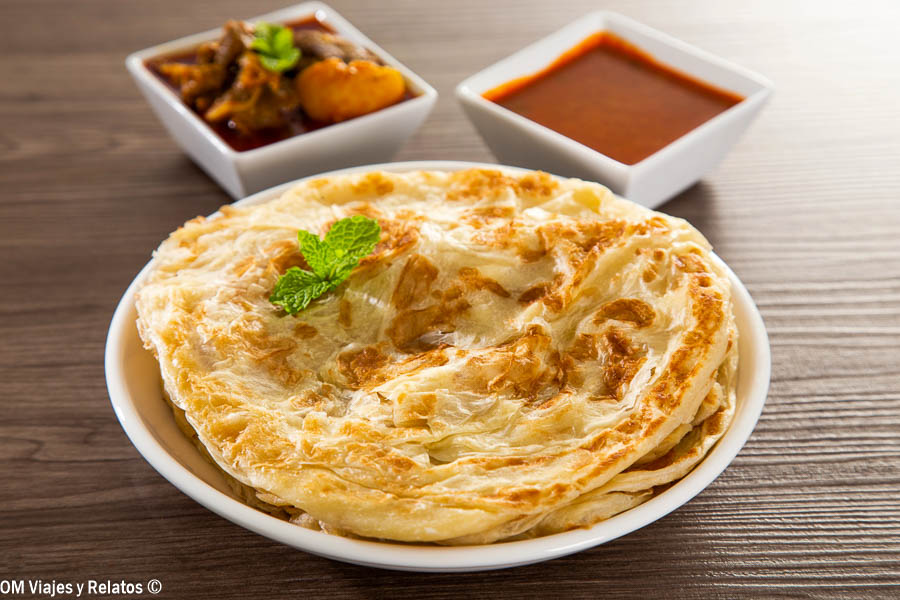 Desayunar un crujiente roti canai con curry es una experiencia imprescindible para descubrir donde comer en Kuala Lumpur.