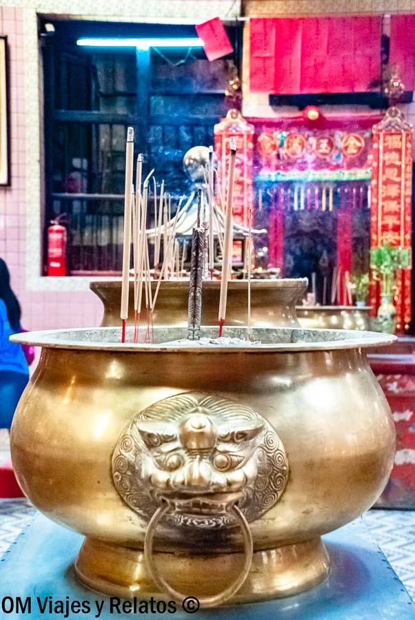 Gran quemador de incienso en el interior del Templo Sze Ya, uno de los templos chinos más antiguos que ver en Kuala Lumpur en 2 dias.