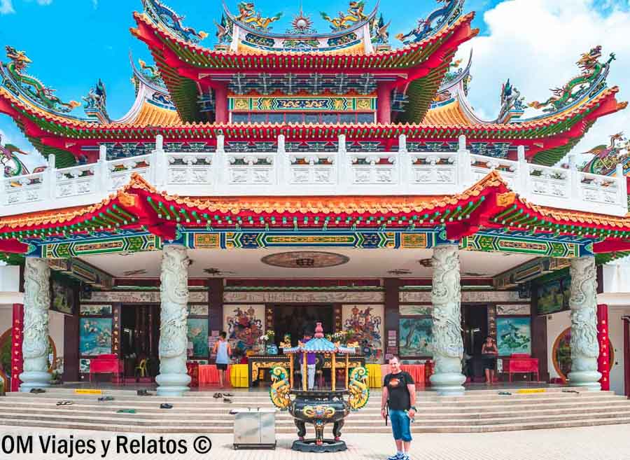 JC posando frente al impresionante templo Thean Hou, uno de los templos chinos más bonitos que ver en Kuala Lumpur en 2 dias.