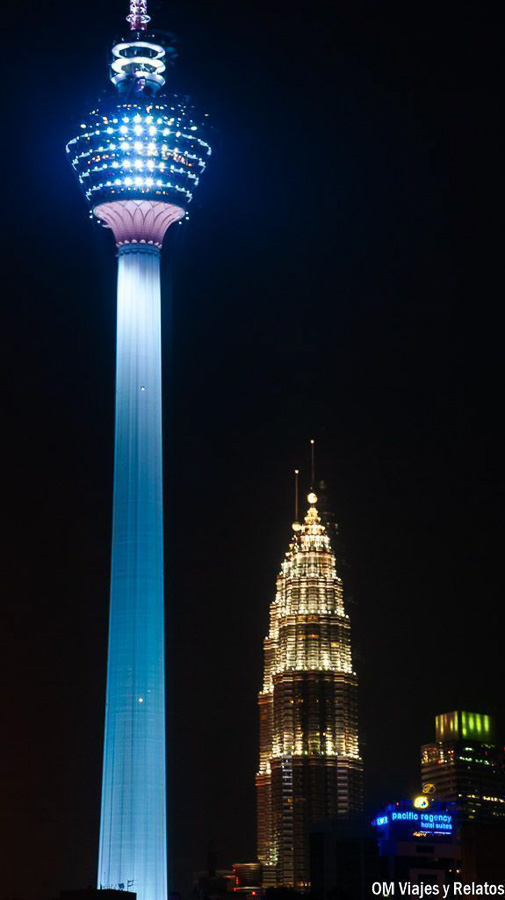 La Torre KL iluminada junto a las Torres Petronas de noche, un skyline imprescindible que ver en Kuala Lumpur en 2 días.