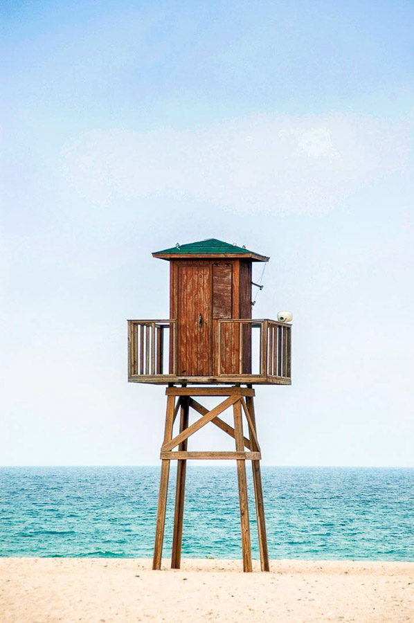 Torre de vigilancia en una de las playas mas bonitas de Cadiz junto al mar y la arena dorada.