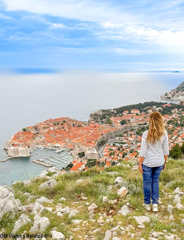 Una servidora contemplando las impresionantes vistas panorámicas de Dubrovnik durante una ruta inolvidable por Croacia en 7 días.