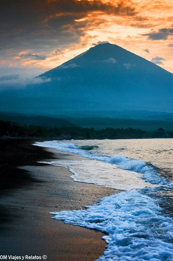Playa de Amed al atardecer con el monte Agung al fondo, una zona tranquila y paisajística al planificar qué ver y hacer en Bali por zonas.