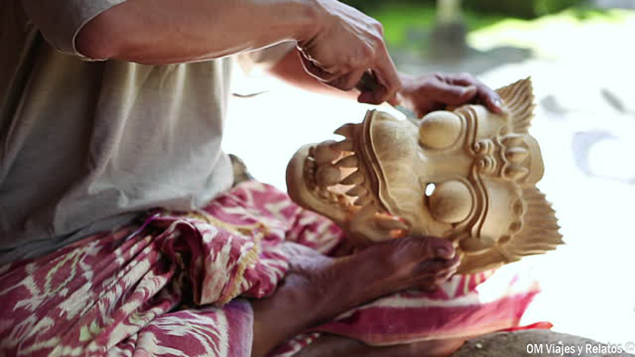 Artesano tallando una máscara tradicional balinesa, una actividad cultural para incluir al planificar qué ver y hacer en Bali por zonas.