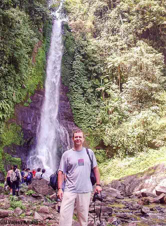JC frente a la cascada Git Git Waterfall rodeada de selva tropical en Bali, una excursión de naturaleza imprescindible al planificar qué ver y hacer en Bali por zonas.