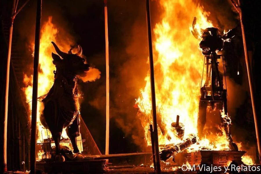 Figuras ceremoniales ardiendo durante una cremación balinesa, una tradición impactante para conocer al planificar qué ver y hacer en Bali por zonas.