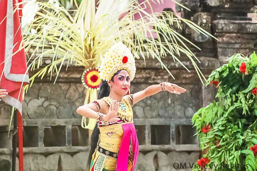 Bailarina con traje tradicional realizando una danza balinesa en un templo, una experiencia cultural imprescindible al planificar qué ver y hacer en Bali por zonas.