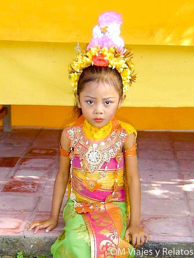 Niña con traje tradicional de danza balinesa, una expresión cultural imprescindible al planificar qué ver y hacer en Bali por zonas.