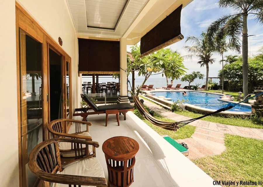 Alojamiento Ganesha Amed con piscina, terraza y vistas al mar, una opción ideal al organizar que ver y hacer en Bali por zonas.