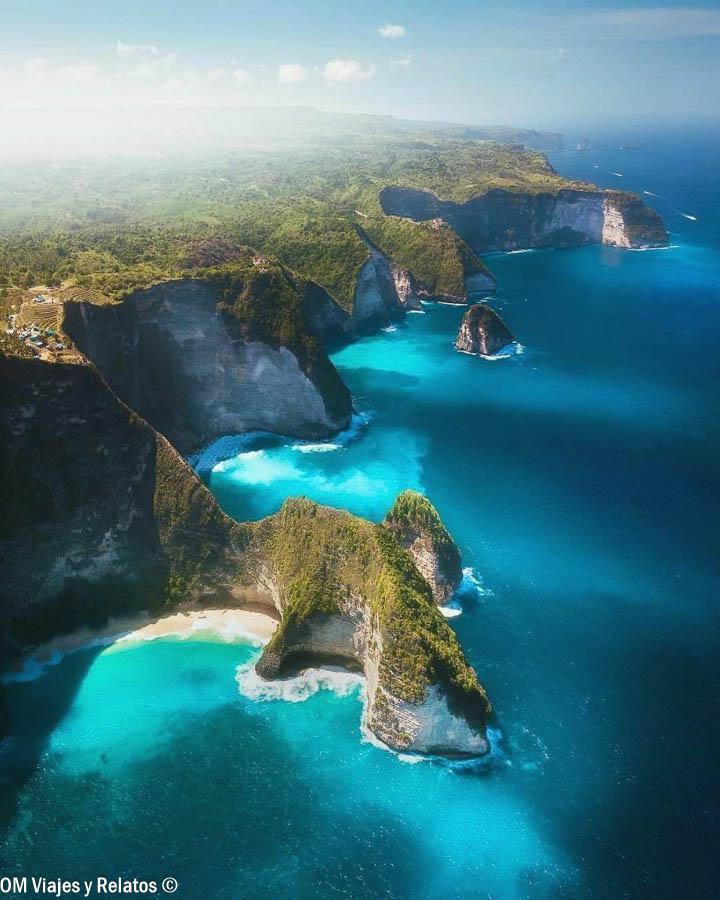 Vista aérea de los acantilados y playas de Nusa Penida con aguas turquesas, una excursión imprescindible al planificar qué ver y hacer en Bali por zonas.